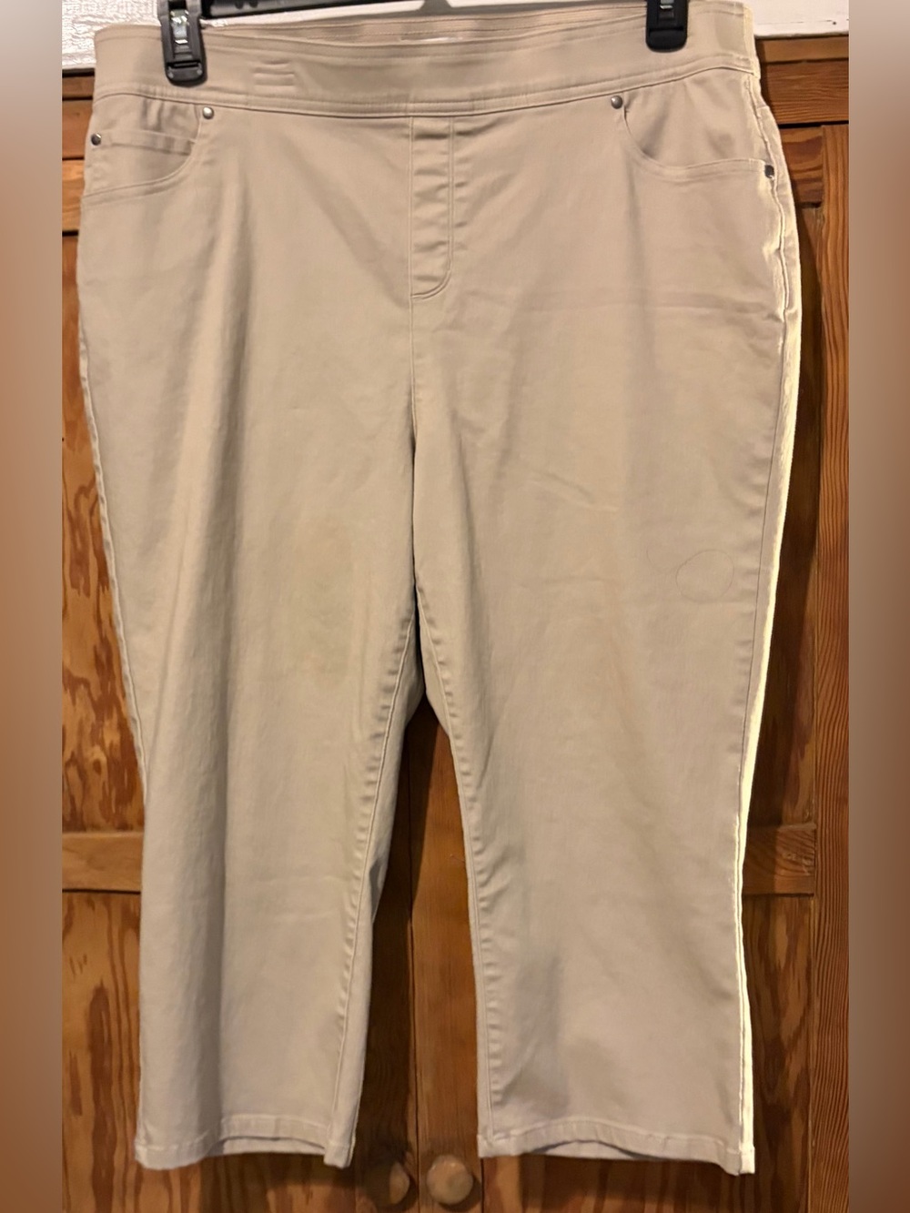 Kim Rogers Beige Stretch Capris. Size 16. Cotton blend. Excellent condition.
